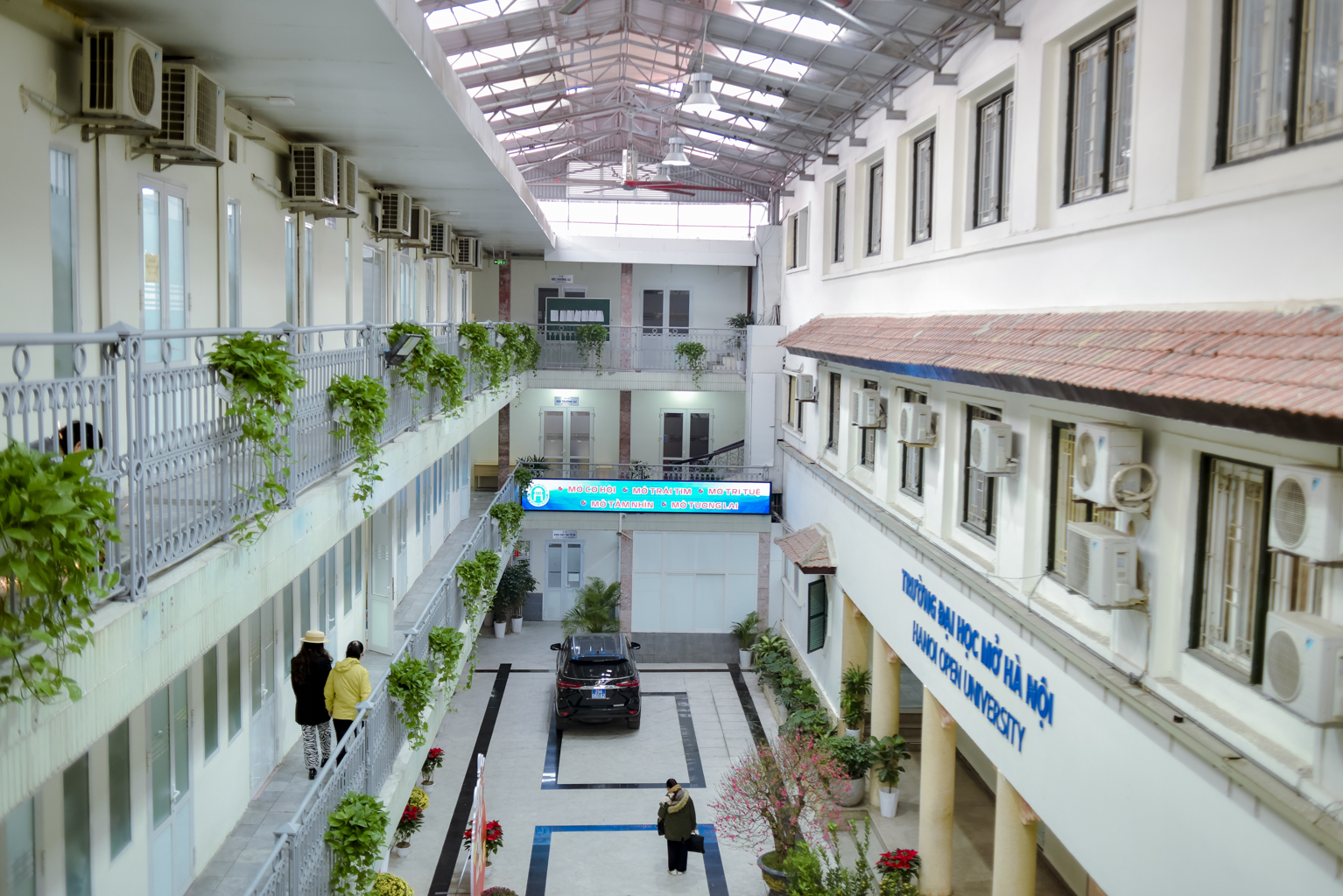 Đại học Mở Hà Nội (HOU) - thuộc top các trường đại học từ xa đáng học nhất